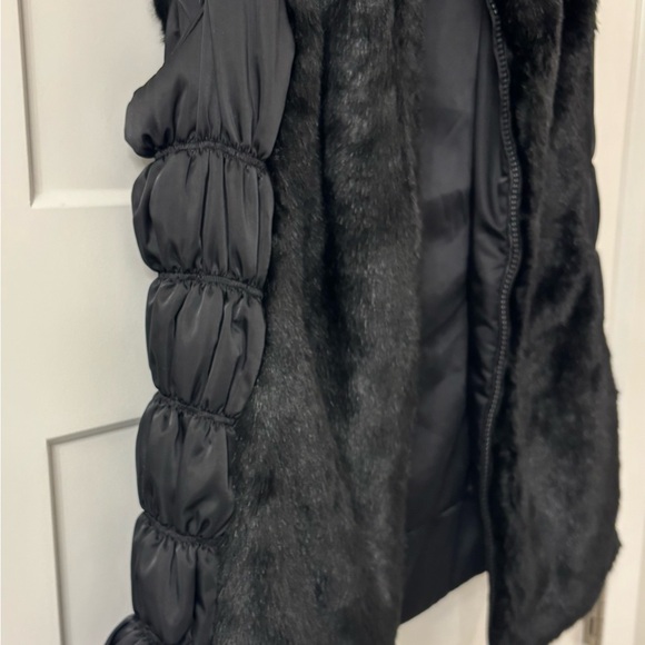 KEREN hart Black Faux Fur Vest - Picture 5 of 6